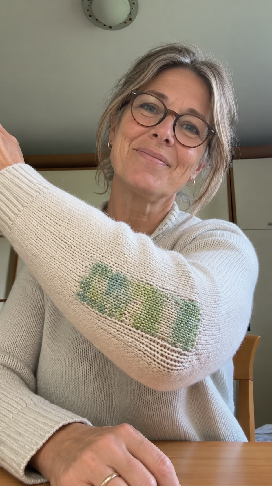 Coude usé repris en couleur sur un pull