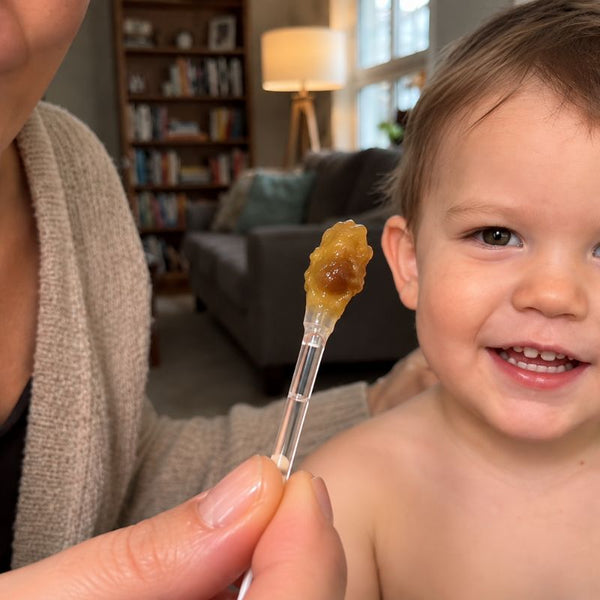 Bâtonnet Auricléa avec du cérumen, enfant souriant