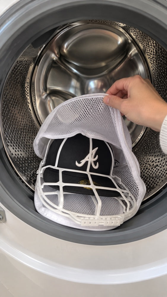 Casquette dans le support et le sac de lavage, dans le tambour
