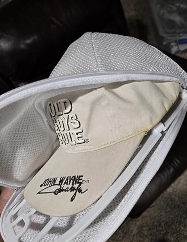 Casquette glissée dans le sac de lavage