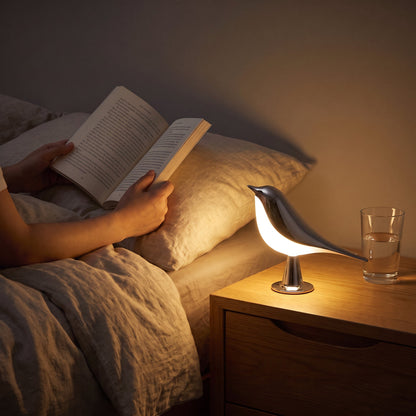Lecture au lit avec Lumélia argentée comme lampe de lecture sur la table de chevet