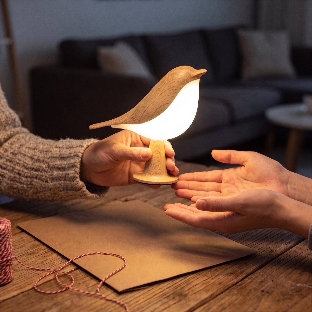 Lumélia en bois clair offerte en cadeau, papier kraft et ficelle sur la table