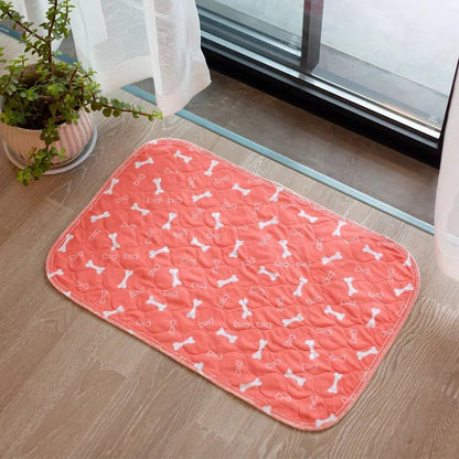 Tapis de propreté lavable Pattéa corail à motif os posé au sol devant une porte-fenêtre