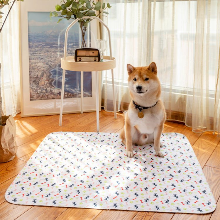 Chien shiba assis sur le tapis lavable Pattéa Blanc à motif chiens, os et pattes